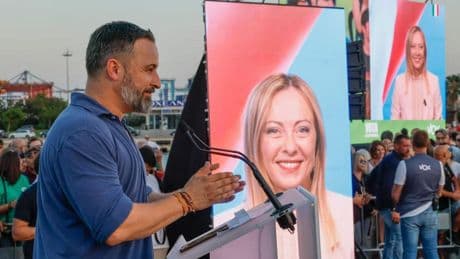Abascal negocia con Meloni que participe por vídeo en la cumbre de Vox en Madrid para atraerla a los Patriots de Orbán