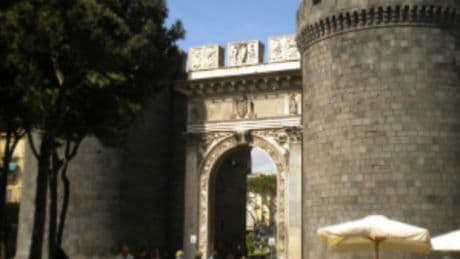 Napoli, 27enne accoltellato al torace a Porta Capuana: morto in ospedale