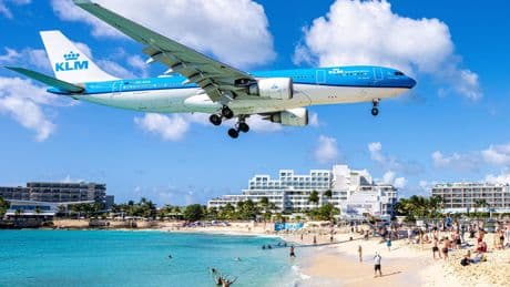 Onrust bij personeel KLM na uitspraken directeur over schrappen verre vluchten: ’Kennelijk een klimaatactivist in de boardroom’