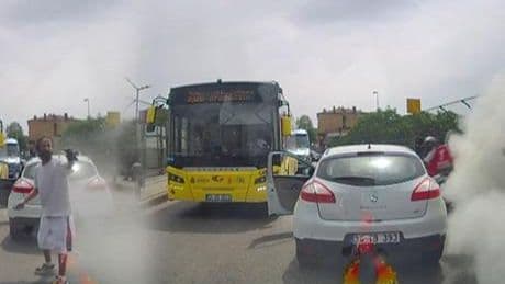 Trafikte dehşet anları! Bıçaklı saldırgana yangın tüpüyle karşılık verdi