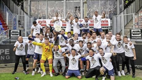 Mitch Apau promoveert met Telstar nadat hij ’s nachts vader werd van Moses: ’Een uurtje kunnen slapen’