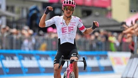 Richard Carapaz wint met indrukwekkende uitbarsting 11e etappe Ronde van Italië