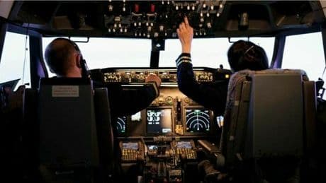 Pilota dell'Alaska Airlines tenta di spegnere i motori in volo: «Non dormivo da 40 ore, pensavo fosse un sogno»