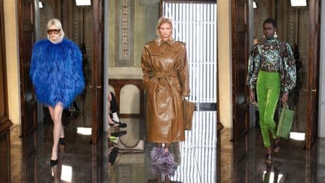 Plumas, gafas XXL y... ¿pitillo? El desfile de Gucci revoluciona la moda con una oda al exceso nostálgico desde Florencia