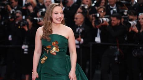 Ravissante dans une robe émeraude, Mia Threapleton, la fille de Kate Winslet, foule pour la première fois les marches de Cannes