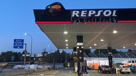 Repsol cita a sus abanderados para presentar su nueva imagen: tipografía en minúscula y adiós al rojo y la banda blanca