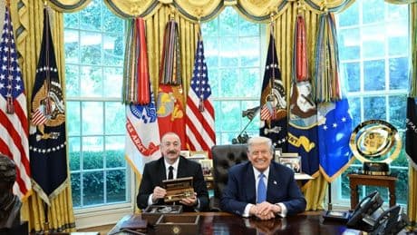 ABD Başkanı Trump, Azerbaycan Cumhurbaşkanı Aliyev'e Beyaz Saray'ın sembolik anahtarını takdim etti