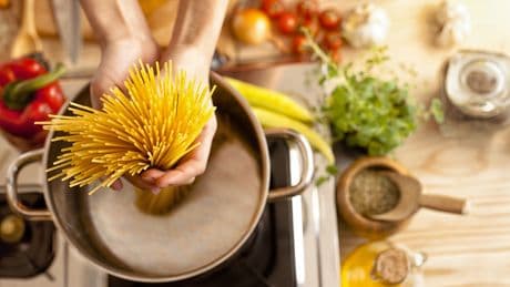 Einfacher Trick: Mit diesem Handgriff passen Spaghetti sofort in den Topf