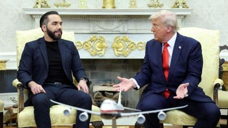 Una jueza ordena a Trump retornar a otro inmigrante deportado a El Salvador sin el debido proceso