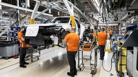 Radiografía pieza a pieza de un coche europeo: así es la industria que ha atacado Trump