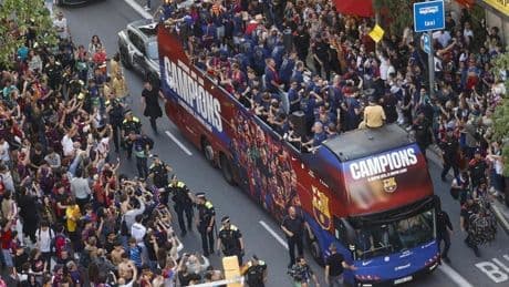 El Barça desata la locura en la celebración del doblete Liga-Copa