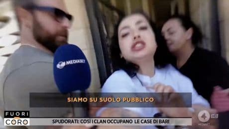 "Chiudi la bocca". L’abusiva aggredisce la troupe tv: ecco cosa è successo