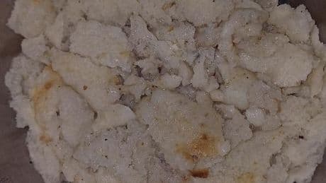 Gaza, così si sopravvive alla fame: “Avere mezza pagnotta è una fortuna. A volte beviamo solo acqua e sale”