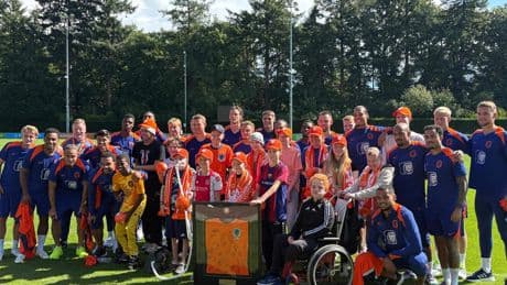 Oranje-spelers ontmoeten kinderen Prinses Maxima Centrum: ’Ajax is de beste, maar ik wil met jou op de foto’