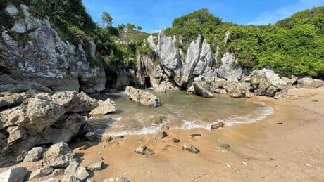 El pueblo de Asturias que conecta más de 30 playas con montañas en solo 56 kilómetros