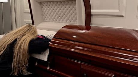 Tränen am Sarg - Kirk-Witwe teilt emotionalen Abschied