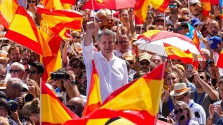 Feijóo reta a Sánchez a ir a las urnas ante una gran multitud pero se prepara para un pulso largo "desde la centralidad"