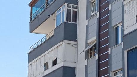 Ailesinin eski kocasıyla barışma ısrarlarına öfkelenen genç kadın 4. kattan atladı