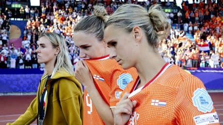 Gerommel in de selectie en een loodzwaar duel met Frankrijk: einde EK dreigt voor Oranje