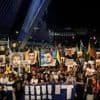Protest vor Netanjahus Residenz in Jerusalem: Zehntausende Menschen demonstrieren für Geisel-Deal und Ende des Gaza-Krieges