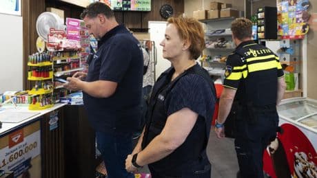 Eén op de vijf horecazaken en supermarkten lapt tabaksverbod aan laars: ’Vapes en sigaretten liggen in achterkamertje in holle bank’