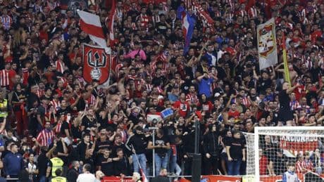 Un grupo de ultras del Atlético provocan incidentes en Vitoria y son devueltos en autobús a Madrid