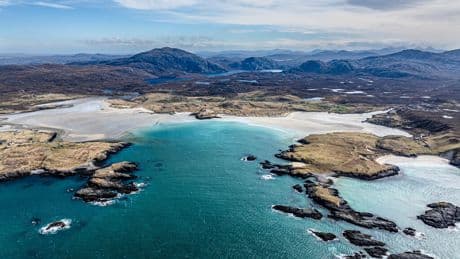 Un zumbido inexplicable está desquiciando a una isla de Escocia. Nadie acierta a descifrar el origen de lo que empezó en 1990