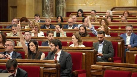 El Parlament se opone al traslado de las pinturas de Sijena y reclama a Illa "acciones legales" para frenarlo