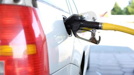 ¿Por qué expertos en combustible recomiendan no repostar en las gasolineras que están junto a la carretera?