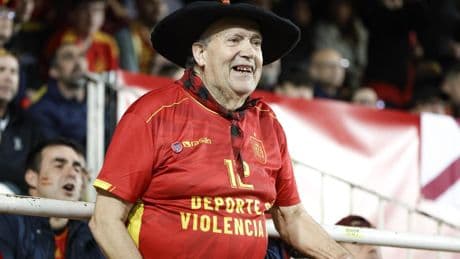 Arruinado, sin hablarse con sus hijos y con problemas de salud: así vivió Manolo 'el del bombo' sus últimos años