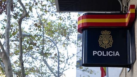 Deutscher begrapscht schlafende Touristin in ihrem Bett – Polizei spricht von „eigenartigem Fall“