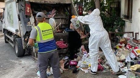 7 yılın çöpü temizlendi! 4 kişinin yaşadığı kötü kokulu ev kamyonlarla tahliye edildi
