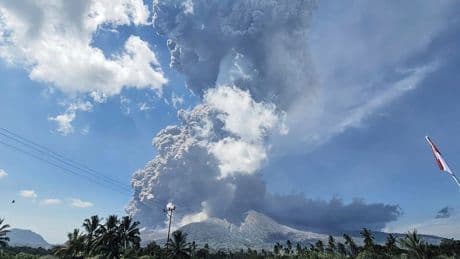 Auswärtiges Amt warnt deutsche Urlauber - Flugverkehr nach Bali wegen Vulkanausbruch gestört