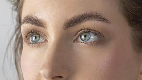 Ni microblading ni laminado: el sencillo truco de experta para unas cejas definidas que rejuvenecen el rostro