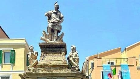 Carloforte e Calasetta, lontano dalle folle dei turisti l’accoglienza delle colonie pegliesi | Foto
