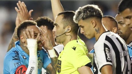 Neymar se autoexpulsa al marcar con la mano en su posible último partido con el Santos