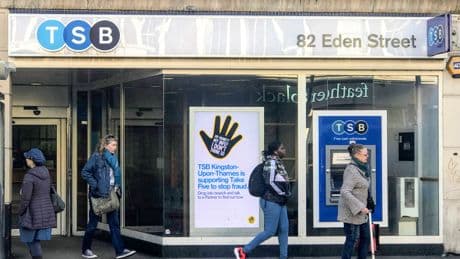 Sabadell explora la venta de su filial británica TSB para defenderse de la opa de BBVA