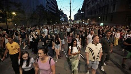 Serbie : des milliers de personnes défilent à Belgrade pour demander des élections