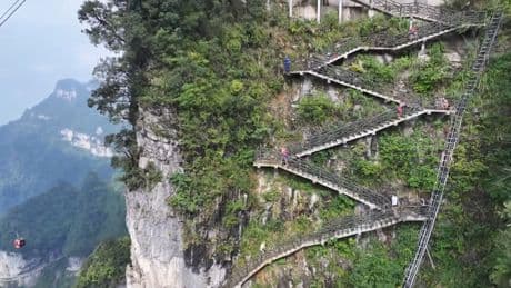 Treppen-Tortur pur - Irres Wettrennen Richtung „Himmelspforte“