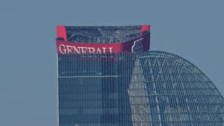 Acordonado el centro de Milán por el riesgo de caída del enorme cartel de la torre Hadid
