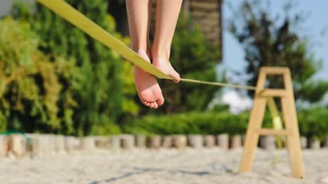 Outdoor-Sport: Slackline ohne Baum: So klappt der Aufbau am Strand oder im eigenen Garten