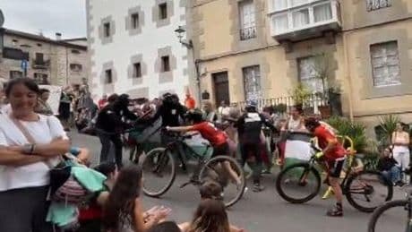 Parodian en Artziniega los incidentes con las protestas propalestinas de La Vuelta