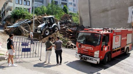 Sinop'ta yıkılma riski bulunan tarihi metruk bina çöktü