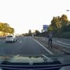KIJK | Vrouw neemt verkeerde afslag en fietst op A12