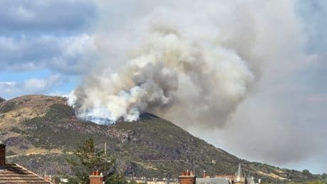 Tourists flee huge wildfire breaking out at Arthur’s Seat in Edinburgh
