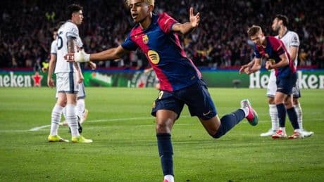 El Barça sobrevive en un combate enorme
