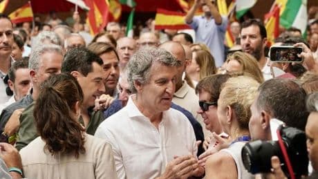 Feijóo prepara a los suyos para un largo combate contra Sánchez más allá del «desahogo» por Cerdán