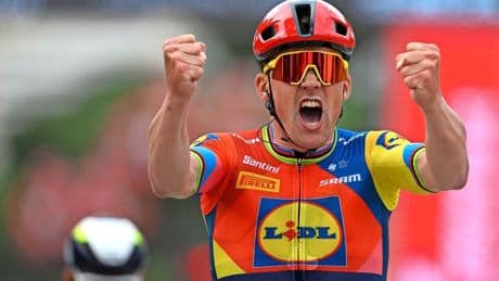 Mads Pedersen maakt afmattend werk ploeg geweldig af en pakt eerste roze in Giro na duel met Wout van Aert