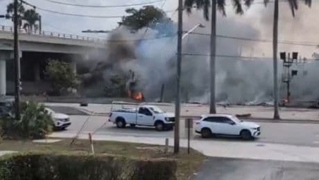États-Unis : un petit avion s’écrase en pleine ville en Floride, trois morts