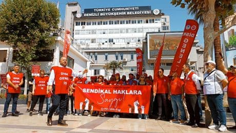 Denizli'de sendikalı belediye işçilerinin istifaya zorlanması protesto edildi